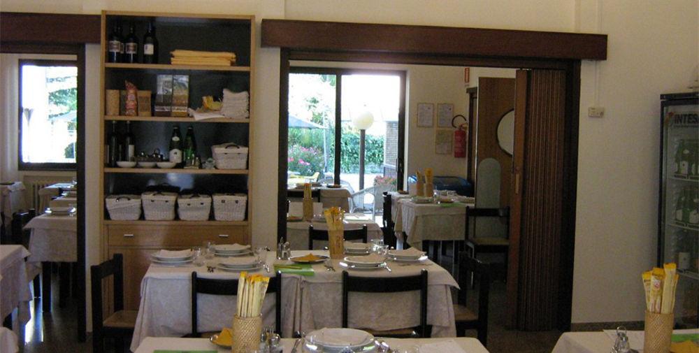Hotel Trieste سينِغاليا المظهر الخارجي الصورة