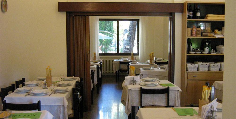 Hotel Trieste سينِغاليا المظهر الخارجي الصورة