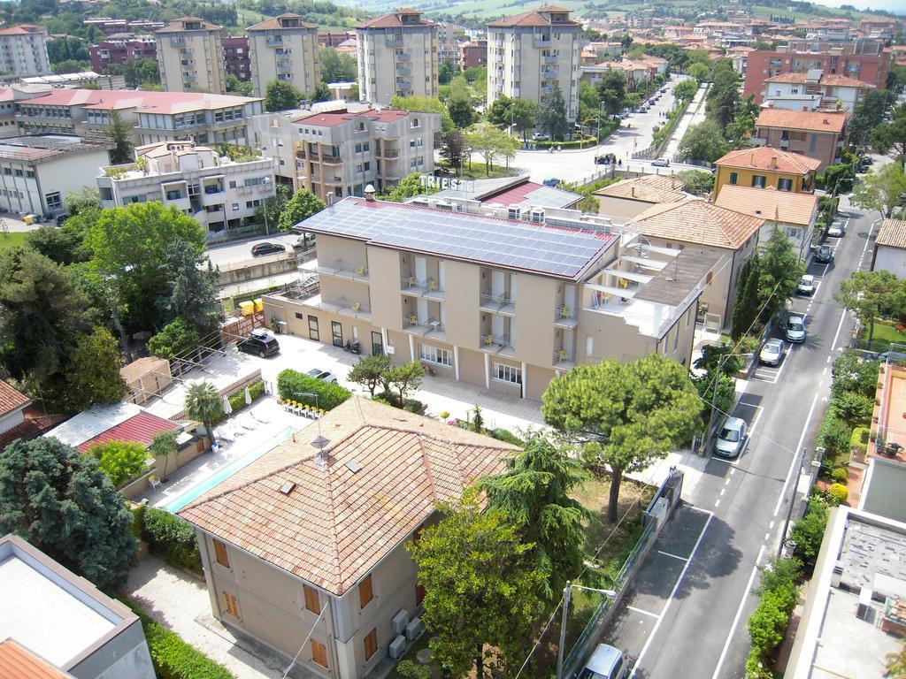 Hotel Trieste سينِغاليا المظهر الخارجي الصورة