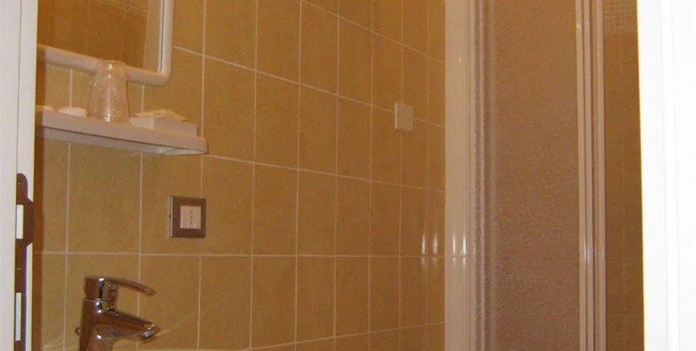 Hotel Trieste سينِغاليا المظهر الخارجي الصورة